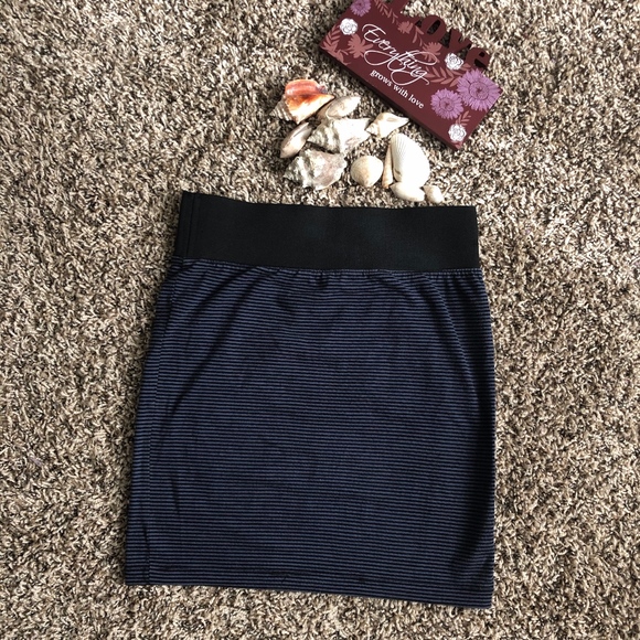 Black and Blue mini skirt - Picture 2 of 4